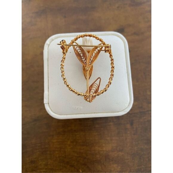 Vintage White rose flower gold trim brooch w/back pin - Picture 3 of 7